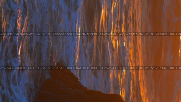 Sunset Ocean Rocks with Explosive splashes at Golden Hour Seascape. Vertical video. Стоковое видео, видеограф Степанов Григорий / Фотобанк Лори