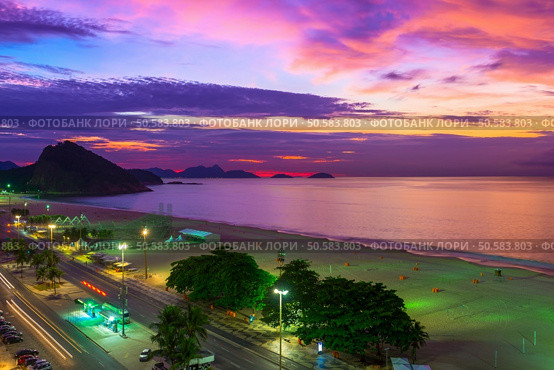 Sunset on Copacabana and Leme beach in Rio de Janeiro, Brazil. Стоковое фото, агентство Ingram Publishing / Фотобанк Лори