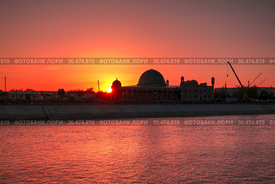 Sunset over Muhammad Imam Iyshan meshiti mosque, Nukus,Karakalpakstan,Uzbekistan (2017 год). Стоковое фото, фотограф Сергей Майоров / Фотобанк Лори