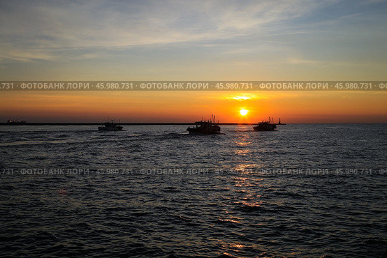 Sunset over the sea, Kaohsiung, Taiwan. Закат над морем в Гаосюне, Тайвань (2019 год). Стоковое фото, фотограф Римма Тельнова / Фотобанк Лори