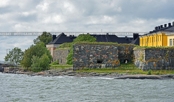 Suomenlinna (Sveaborg) fortress in Helsinki. Constructing began in 1748. Unapproachable Fortress Wall of Pikku-Musta island, Finnish naval academy (2017 год). Стоковое фото, фотограф Валерия Попова / Фотобанк Лори