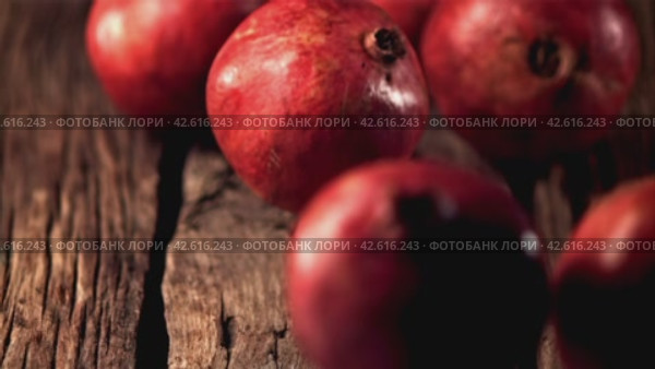Super slow motion ripe pomegranats roll down wooden boards. Filmed on a high-speed camera at 1000 fps. Стоковое видео, видеограф Артем Шадрин / Фотобанк Лори