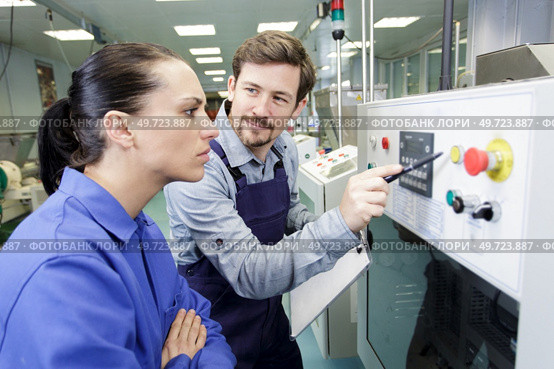 supervisor training new recruit to understand factory controls. Стоковое фото, агентство Ingram Publishing / Фотобанк Лори