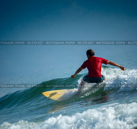Surfer riding the wave on the short board at sunny day. Стоковое фото, агентство Ingram Publishing / Фотобанк Лори