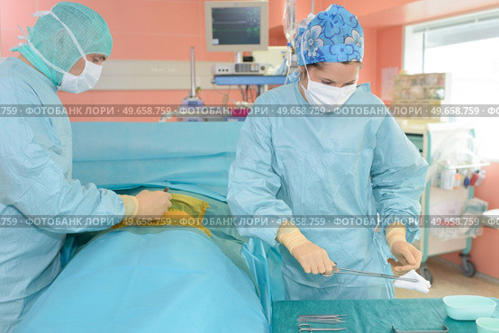 surgeon getting ready to operate on a patient. Стоковое фото, агентство Ingram Publishing / Фотобанк Лори