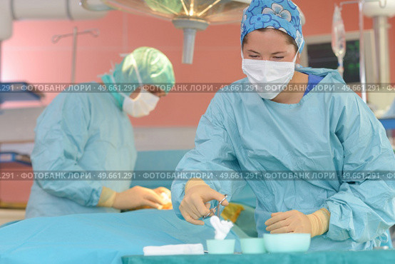 surgeons operate on a patient. Стоковое фото, агентство Ingram Publishing / Фотобанк Лори