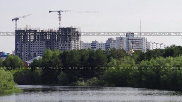 Сургут. Парк через Сайму - вид на Сургутский государственный университет. Surgut. Park Across the Saima - view of the Surgut State University. (2015 год). Стоковое видео, видеограф Евгений Романов / Фотобанк Лори
