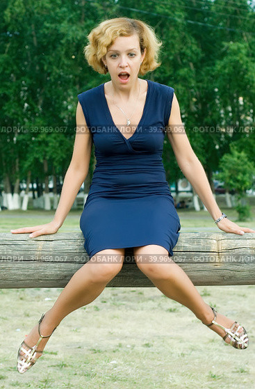 Surprised woman sitting on log. Стоковое фото, фотограф Сергей Буторин / Фотобанк Лори
