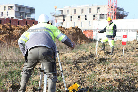 surveyors working on a construction site. Стоковое фото, агентство Ingram Publishing / Фотобанк Лори