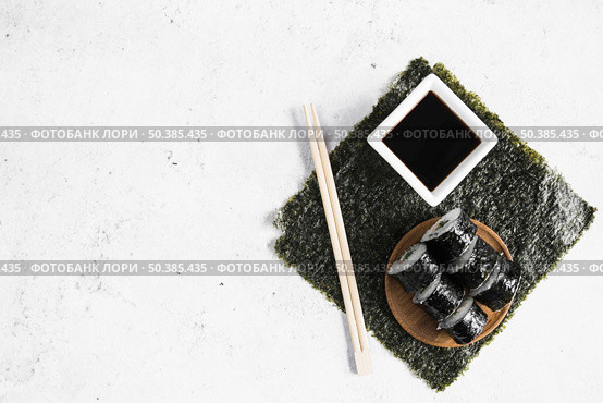 sushi rolls with soy sauce chopsticks seaweed. Стоковое фото, агентство Ingram Publishing / Фотобанк Лори