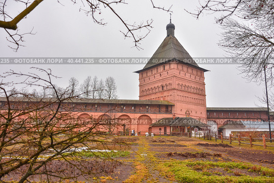 Suzdal / Russia - March 08, 2020: view of walls of Savior Euthymius Monastery. Редакционное фото, фотограф Олег Спиридонов / Фотобанк Лори