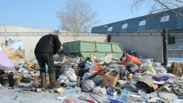Свалка мусора в городе. Мужчина роется в мусоре в поисках металлических предметов. Стоковое видео, видеограф Mikhail Erguine / Фотобанк Лори