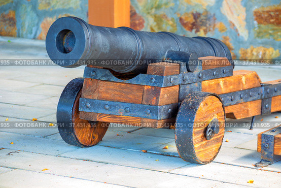 Sverdlovsk Region Verkhnyaya Tura August 2021: vintage bombing cannon artillery gun for shooting on the embankment of the city on a summer sunny day. Редакционное фото, фотограф Акиньшин Владимир / Фотобанк Лори