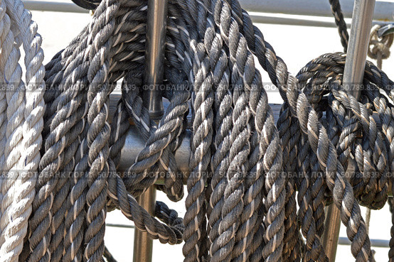 Свернутые корабельные канаты развешанные на палубе парусника. Coiled ship's ropes hung on the deck of a sailing ship. Стоковое фото, фотограф Татьяна Д / Фотобанк Лори