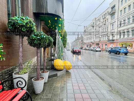Светланская улица летом в дождь. Россия, Владивосток. Редакционное фото, фотограф Овчинникова Ирина / Фотобанк Лори