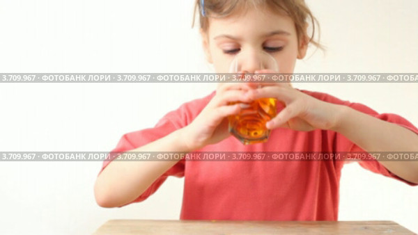 Светловолосая девочка пьет яблочный сок. Стоковое видео, видеограф Losevsky Pavel / Фотобанк Лори