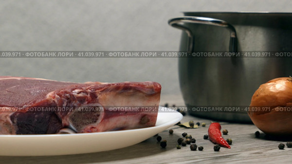 Свежее сырое филе мяса на белой тарелке. Съёмка в движении. Стоковое видео, видеограф Евгений Ковальский / Фотобанк Лори