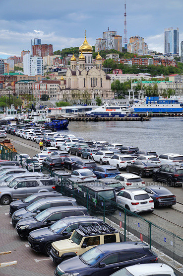 Свежепривезенные японские автомобили в торговом порту Владивостока. Редакционное фото, фотограф Яна Савинова / Фотобанк Лори