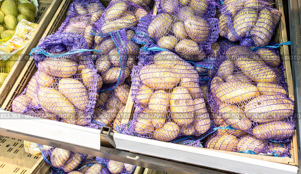 Свежий картофель, упакованный в мешки, продается в продуктовом магазине. Стоковое фото, фотограф FotograFF / Фотобанк Лори