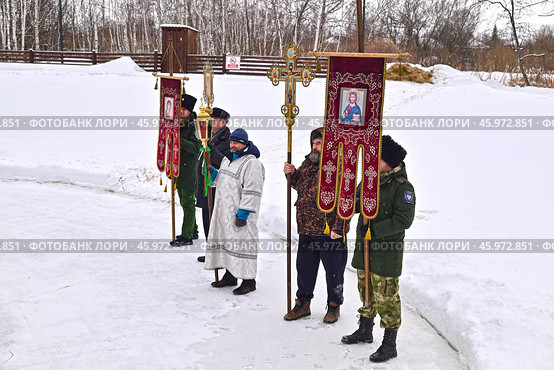 Священик и казаки с крестом и хоругвями в крещение. Редакционное фото, фотограф Александр Тараканов / Фотобанк Лори