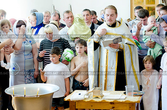 Священник проводит богослужение (2012 год). Редакционное фото, фотограф Александр Подшивалов / Фотобанк Лори