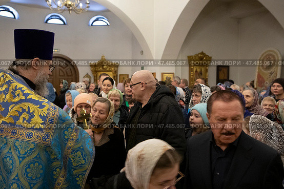 Священник Сергий Спицын благословляет прихожан крестом. Редакционное фото, фотограф Дмитрий Неумоин / Фотобанк Лори