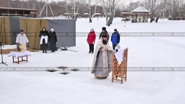 Священнослужители проводят церемонию освящения проруби на Крещение. Редакционное видео, видеограф Александр Тараканов / Фотобанк Лори