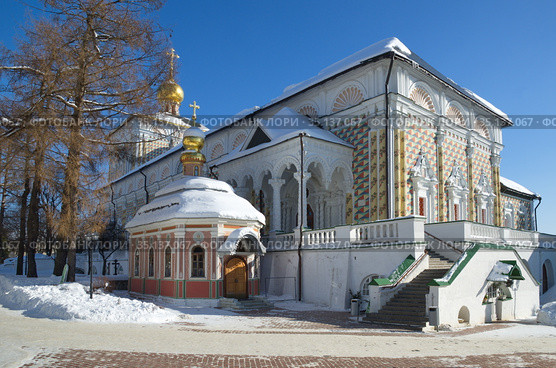 Свято-Троицкая Сергиева лавра. Церковь преподобного Сергия с Трапезной палатой (Трапезная церковь) и Михеевская церковь. Сергиев Посад, Московская область. Золотое кольцо России (2018 год). Стоковое фото, фотограф Елена Коромыслова / Фотобанк Лори