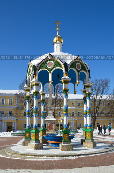 Свято-Троицкая Сергиева Лавра. Водосвятная часовня-сень. Город Сергиев Посад, Московская область, Россия (2018 год). Стоковое фото, фотограф Елена Коромыслова / Фотобанк Лори