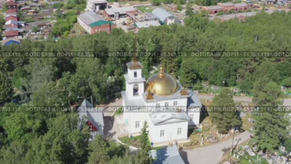 Свято-Троицкая церковь - православный храм в городе Ирбит. Вид с высоты. Россия (2021 год). Стоковое видео, видеограф Евгений Ткачёв / Фотобанк Лори