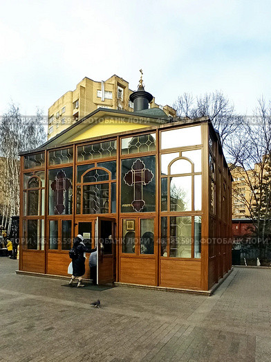 Святой источник Покровского женского монастыря ( водосвятная часовня ).  Покровский ставропигиальный женский монастырь у Покровской Заставы в Москве. Редакционное фото, фотограф stargal / Фотобанк Лори