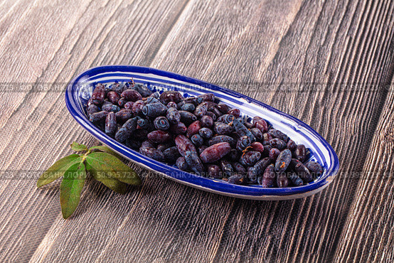 Sweet juicy ripe honeysuckle berries. Стоковое фото, фотограф Андрей Старостин / Фотобанк Лори