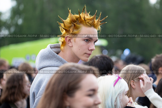Syktyvkar, Komi, Russia, June 28, 2025, a young man with a strange hairstyle on the street of the city. Редакционное фото, фотограф Александр Поташев / Фотобанк Лори