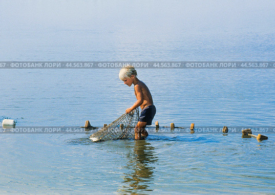 Сын рыбака на тоне Мужичьей ( Астраханская область ). 1997-1999 г.г. Редакционное фото, фотограф Павел Просянов / Фотобанк Лори