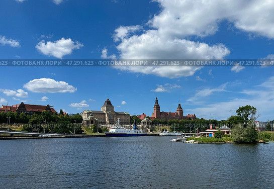 Szczecin, Poland - June, 26, 2023: Щецин, Польша, 2023 г.: Вид на Щецин на Одере. Вали Хробрего на набережной Одры. Здания HakenTerrasse времен Пруссии. Szczecin, Poland, 2023: View over Szczecin on the Oder. Waly Chrobrego on the Odra waterfront. HakenTerrasse buildings from the times of Prussia. Редакционное фото, фотограф Александр Рыбалка / Фотобанк Лори