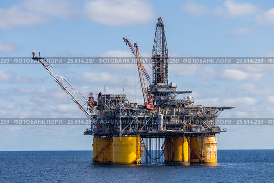 Сжигание попутного газа на платформе Shell Mars A (2016 год). Редакционное фото, фотограф Алексей Шматков / Фотобанк Лори