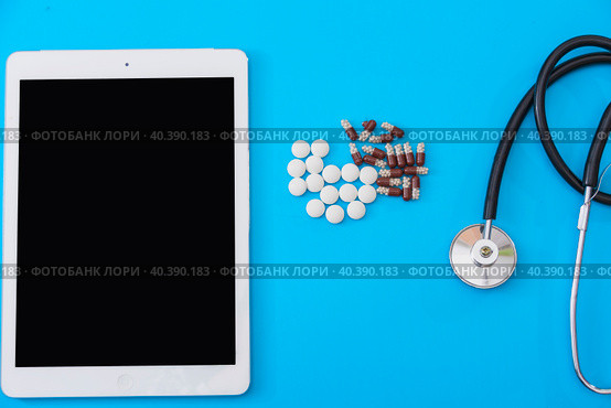 Tablet tablet pills and stethoscope on a blue background. Стоковое фото, фотограф Ярославский Максим / Фотобанк Лори