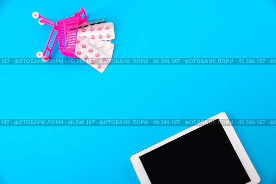 Tablet tablet pills and stethoscope on a blue background. Стоковое фото, фотограф Ярославский Максим / Фотобанк Лори