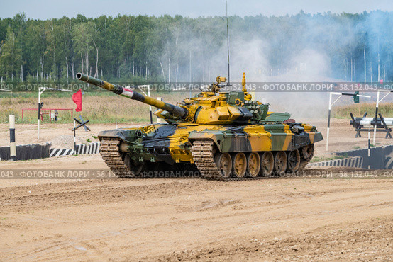 Таджикский танк Т-72Б3  на трассе танкового биатлона на полигоне "Алабино". Международные военные игры-2022. Редакционное фото, фотограф Виктор Карасев / Фотобанк Лори