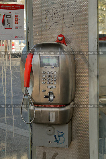 Таксофон TELECOM ITALIA в телефонной будке (2015 год). Редакционное фото, фотограф Александр Степанов / Фотобанк Лори