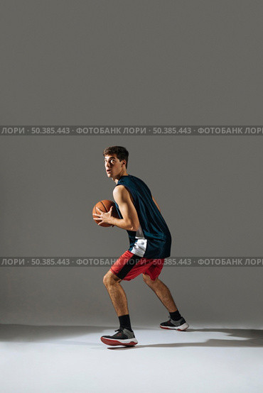tall young man playing basketball. Стоковое фото, агентство Ingram Publishing / Фотобанк Лори