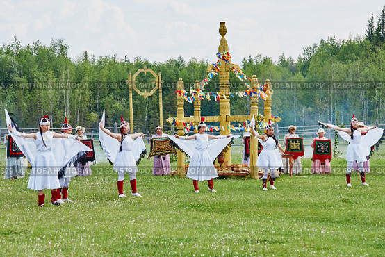 Танец стерхов. Общий план (2015 год). Редакционное фото, фотограф Роман Фомин / Фотобанк Лори