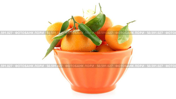 Tangerines on ceramic orange bowl  isolated on white background. Стоковое фото, агентство Ingram Publishing / Фотобанк Лори