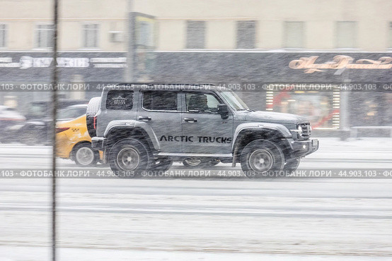 Tank 300 car is driving on city street during heavy snowfall. Side view of gray chinese SUV in motion. Редакционное фото, фотограф Константин Григорьев / Фотобанк Лори