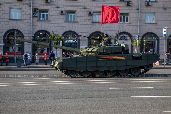 Танк едет по садовому кольцу на репетицию военного парада в честь Дня Победы 9 мая в городе Москве, Россия. Редакционное фото, фотограф Николай Винокуров / Фотобанк Лори
