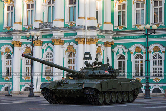 Танк Т-72 на Дворцовой площади. 150-летие ЗВО (2014 год). Редакционное фото, фотограф Литвяк Игорь / Фотобанк Лори