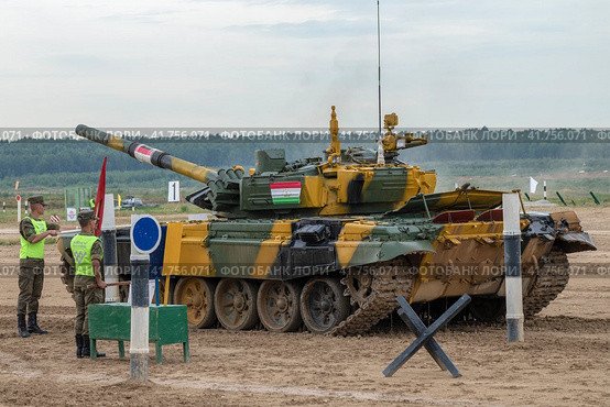 Танк Т-72Б3 команды Таджикистана на пит-стопе на трассе танкового биатлона. Международные военные игры-2022. Алабино. Редакционное фото, фотограф Виктор Карасев / Фотобанк Лори