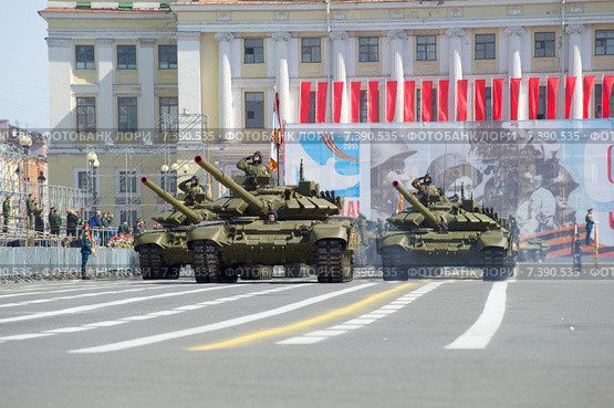 Танки Т-90 на Дворцовой площади. Репетиция парада Победы в Санкт-Петербурге (2015 год). Редакционное фото, фотограф Виктор Карасев / Фотобанк Лори