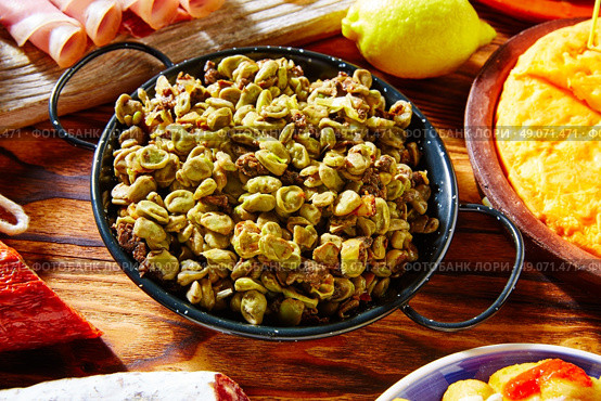 Tapas habas con morcilla lima beans Spain food. Стоковое фото, агентство Ingram Publishing / Фотобанк Лори