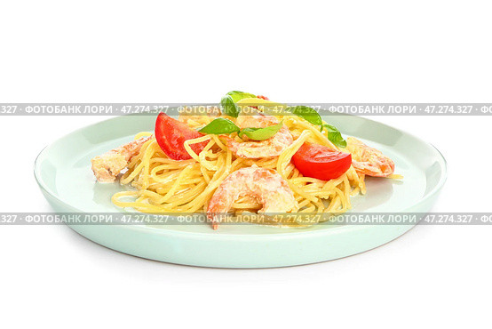 Тарелка с вкусной пастой и креветками на белом фоне. Стоковое фото, фотограф Pixel_shot / Фотобанк Лори
